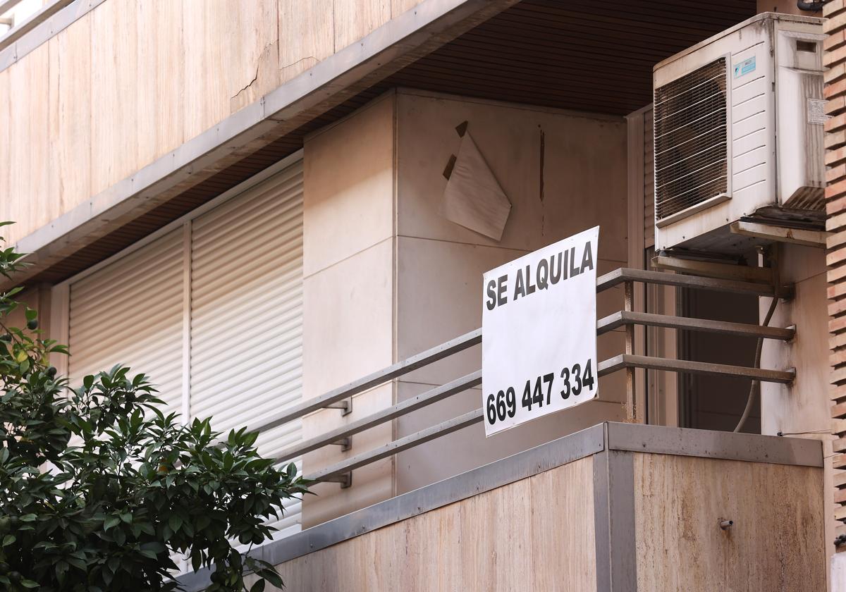 Cartel de alquiler de una vivienda en Córdoba