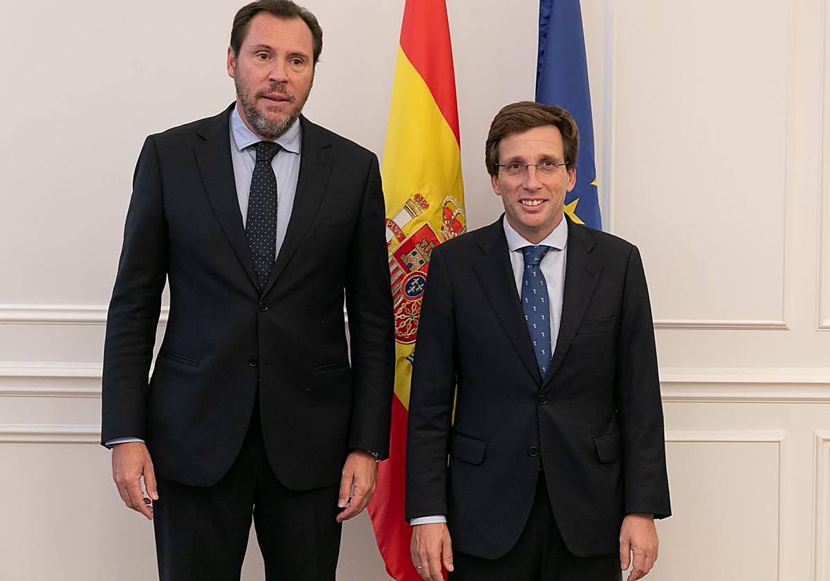 El ministro de Transportes, Óscar Puente, junto al alcalde de Madrid, José Luis Martínez-Almeida