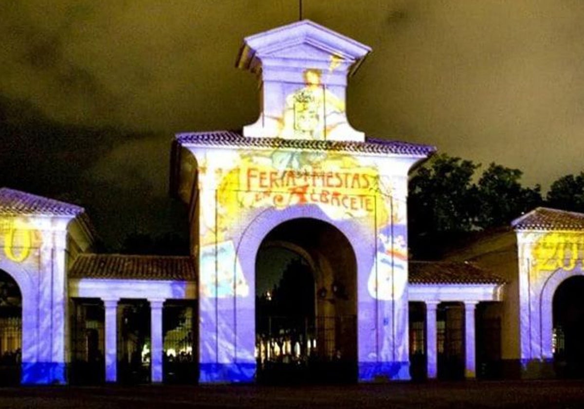 El video mapping supone el «colofón» a los actos por el 50 aniversario de la Puerta de Hierros de Albacete