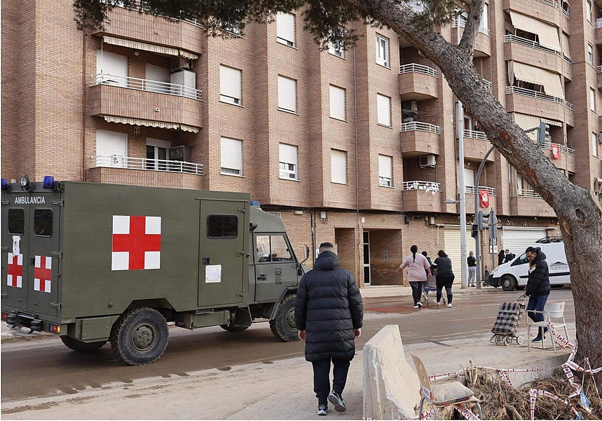 Una ambulancia militar circula por una calle afectada por la catástrofe en la provincia de Valencia