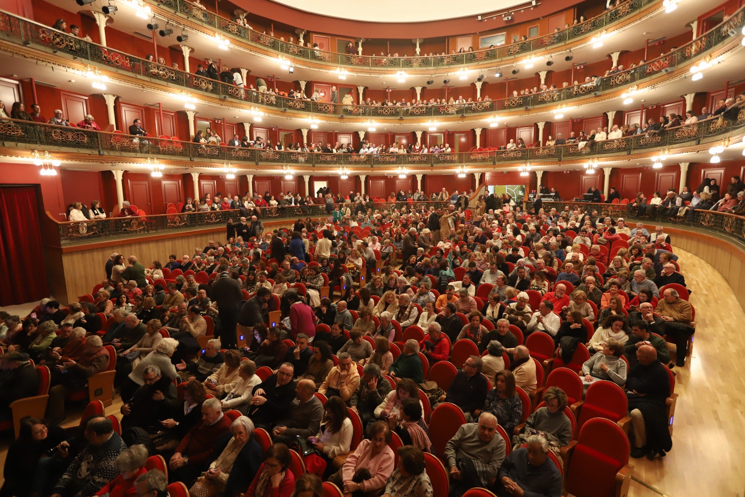 La buena factura musical de Capachos vuelve al Gran Teatro de Córdoba, en imágenes