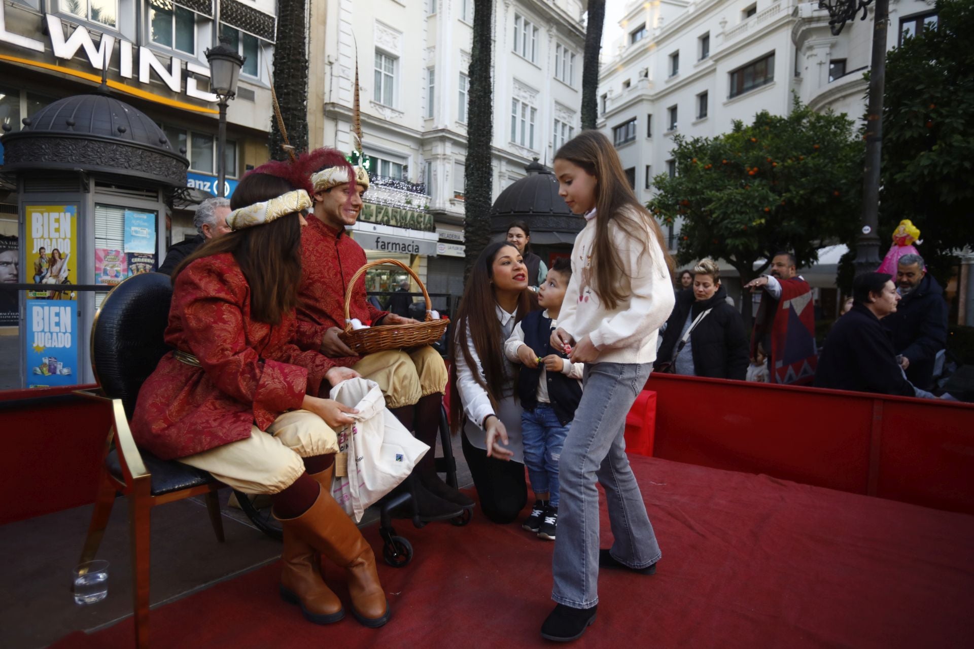 El populoso desfile de la cartera real en Córdoba, en imágenes