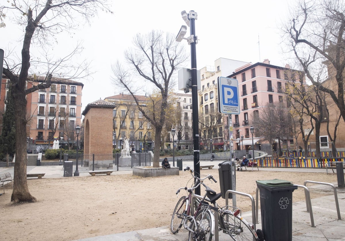 Sistema de videovigilancia, ayer, en la plaza del Dos de Mayo