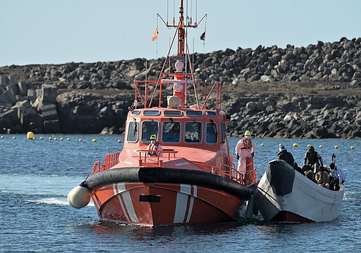 Salvamento Marítimo remolca a  77 migrantes rescatados en aguas cercanas a El Hierro el  26 de diciembre