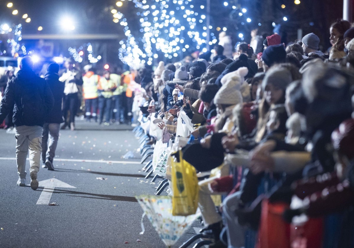 Miles de niños contemplan el recorrido de la Cabalgata del año pasado en Madrid capital