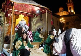 Los Reyes Magos llevan la ilusión a gran parte de la provincia de Córdoba en una jornada inédita por el adelanto