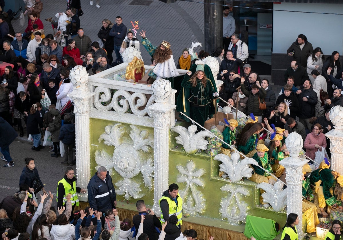 Melchor en su carroza en la Cabalgata de Reyes Magos 2024 por la avenida de Cádiz