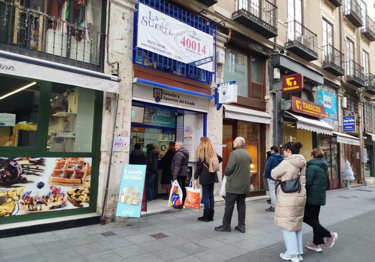 Gente haciendo cola ante la administración 7 de Valladolid, donde se vendió gran parte del segundo premio de la Lotería de Navidad