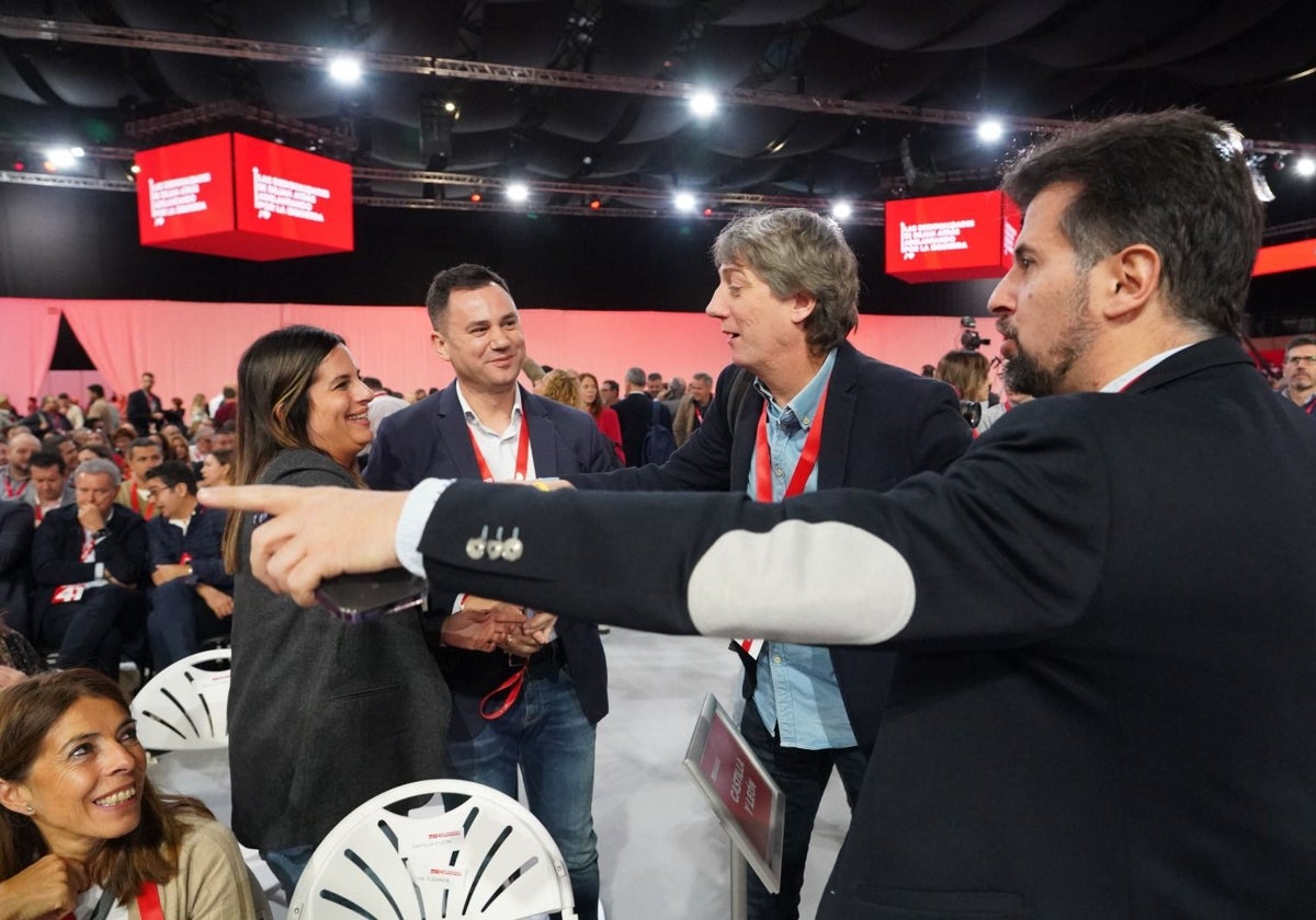 Los leoneses Nuria Rubio y Javier Alfonso Cendón y el soriano Carlos Martínez, junto al secretario general del PSOE de Castilla y León, Luis Tudanca, en el congreso en Sevilla