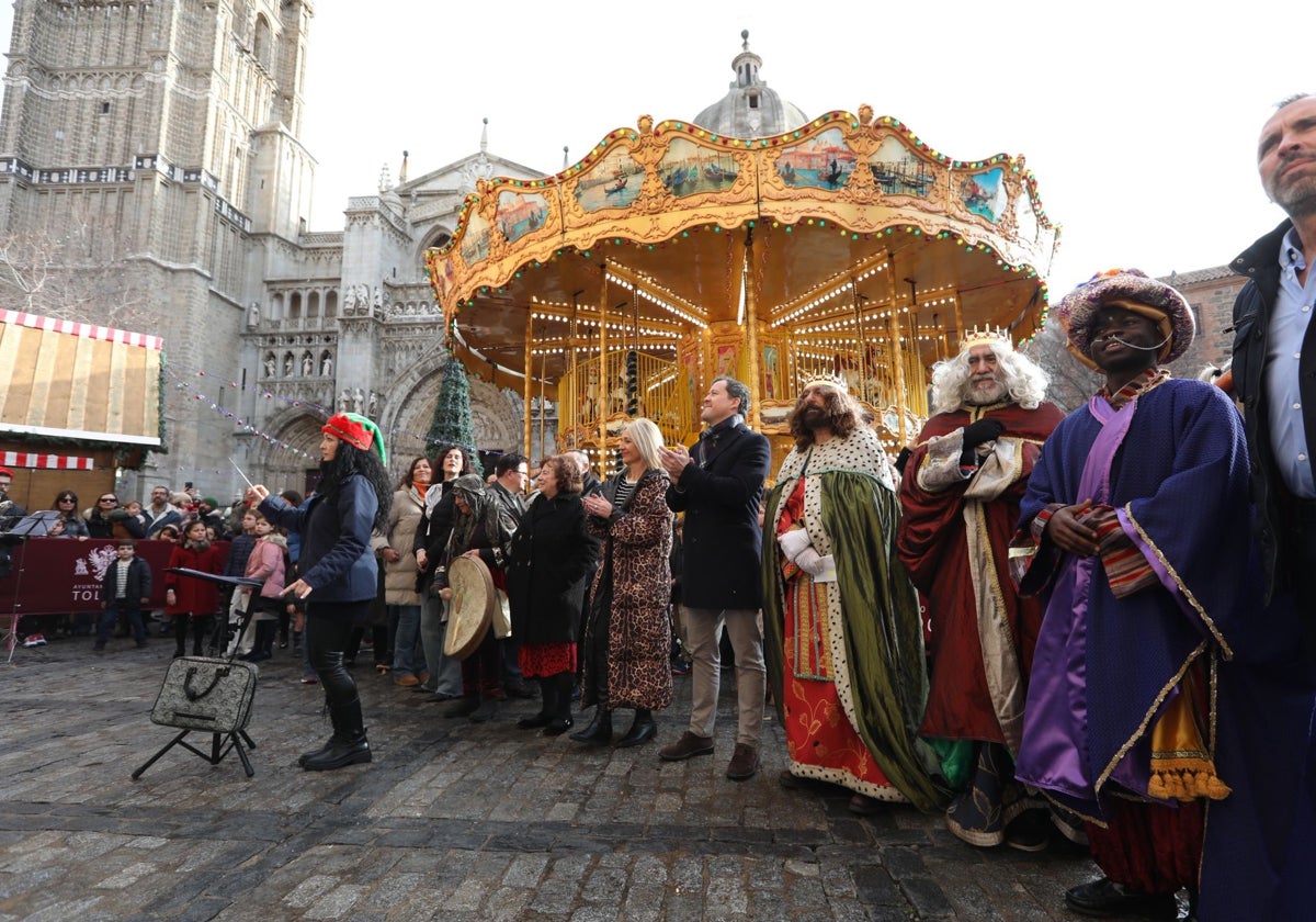 El alcalde ha recibido a los Reyes Magos en la plaza del Ayuntamiento