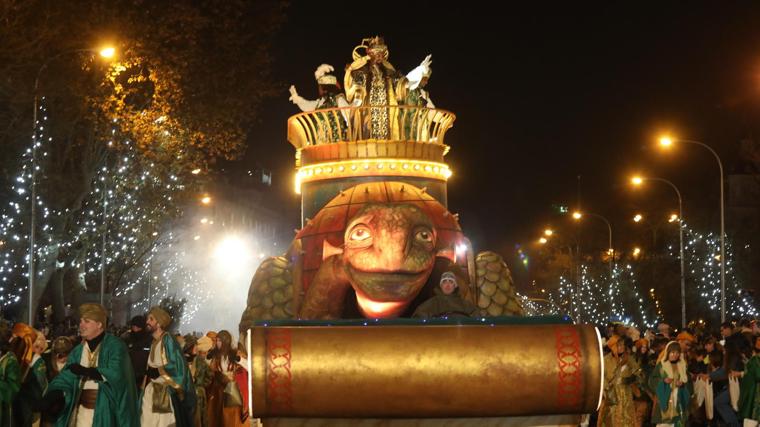 Los Reyes Magos se coronan en Madrid con una cabalgata victoriana de ensueño y sin lluvia