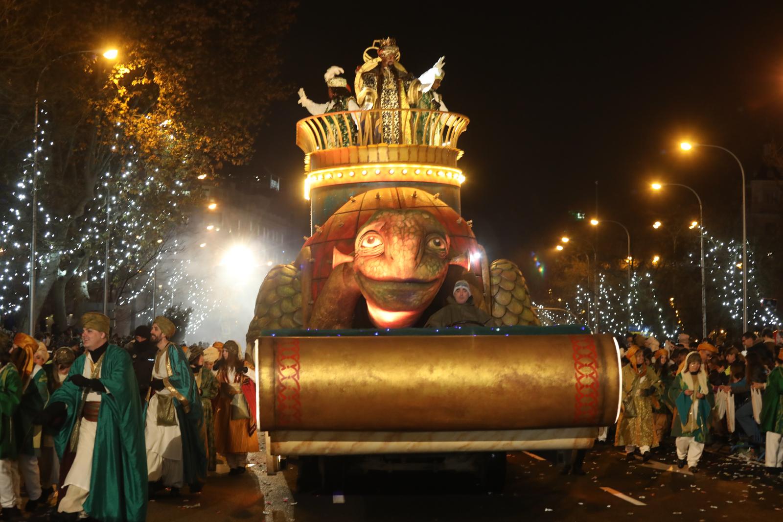 El Rey Baltasar entra en Madrid con su carroza en forma de tortuga