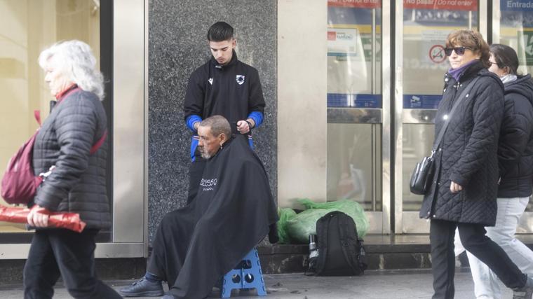 Samuel, el barbero que corta el pelo gratis a indigentes en el centro de Madrid