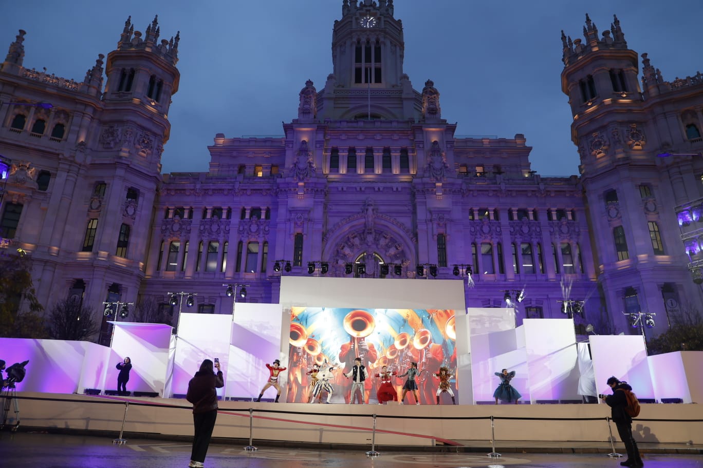 El espectáculo 'Circlassica, la historia mundial continúa' ameniza la espera en el  Palacio de Cibeles  de Madrid, punto donde acabará la cabalgata