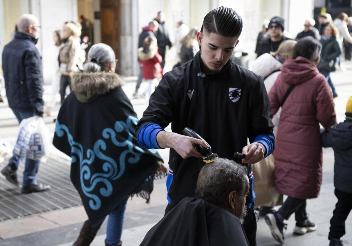 Samuel corta el pelo a Manuel, una persona sin hogar
