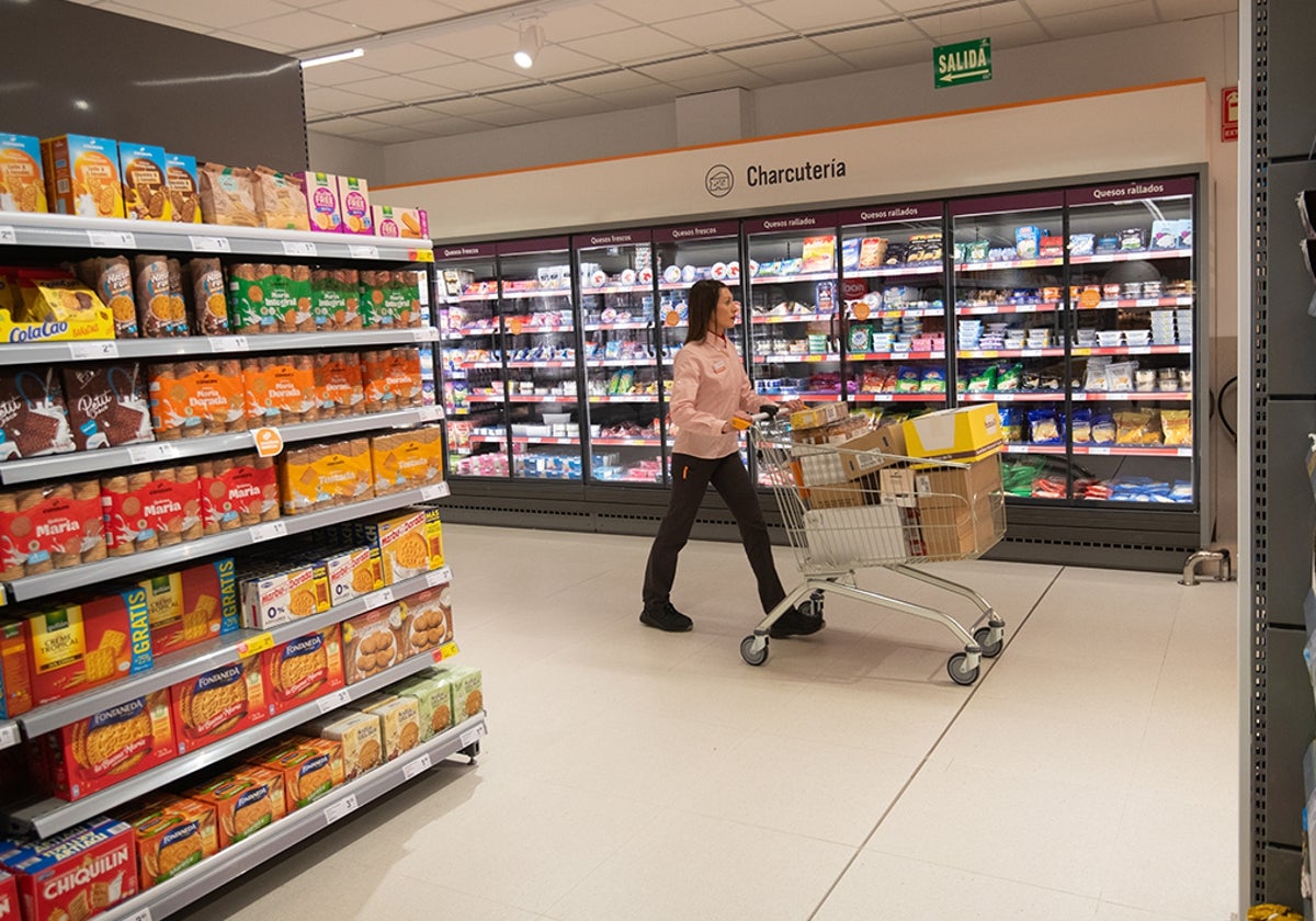 Una trabajadora de un supermercado Consum en una imagen de archivo