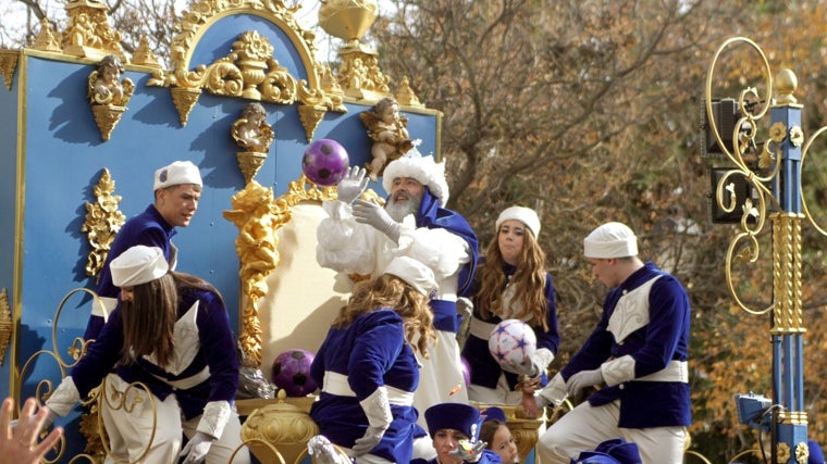 Melchor lanza una pelota, este domingo en la cabalgata de Cabra