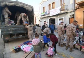 Militares y bomberos de toda España reparten regalos a los niños de la dana: «Necesitamos mucha ayuda»