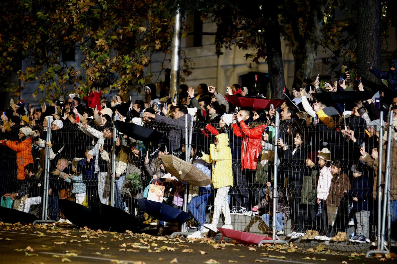 Un grupo de personas saluda a los Reyes Magos en la cabalgata de Madrid