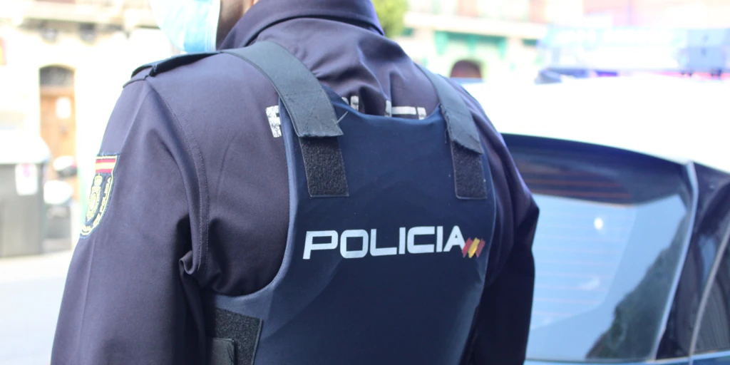 Un policía nacional se enfrenta a una multa por fracturar la mano al cliente de un bar de Valencia