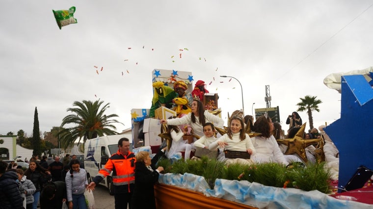 El Rey Baltasar lanza caramelos y chucherías en Pozoblanco, este domingo