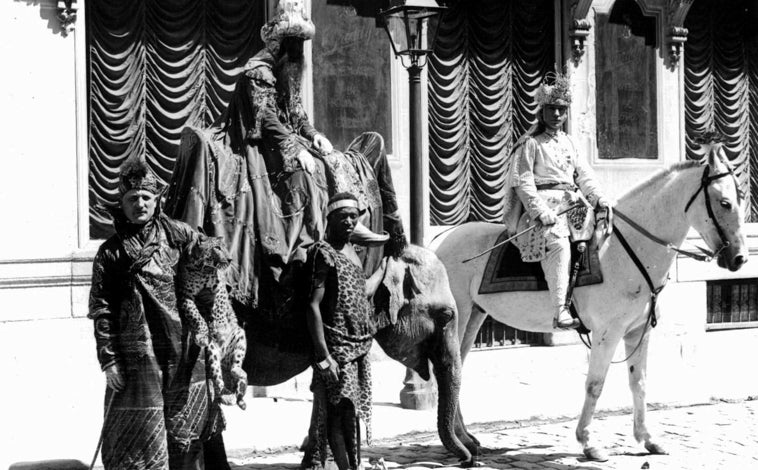 Imagen principal - Arriba, los Reyes en elefante y caballo, y uno de los pajes incluso lleva en brazos un gran felino. Abajo, izq, la cabalgata del Heraldo de Madrid, en 1929, junto a Cibeles. Dcha, en el mismo punto, cabalgata motorizada en 1957. 