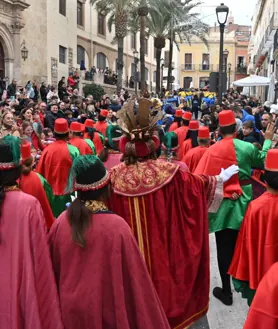 Imagen secundaria 2 - Los Reyes Magos han llegado a la plaza de la Catedral de Almería