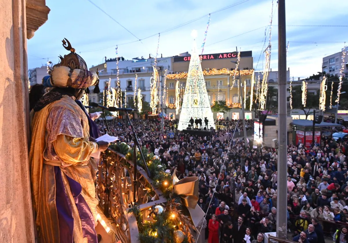 Miles de almerienses durante el saludo de los Reyes Magos desde Puerta Purchena en Almería