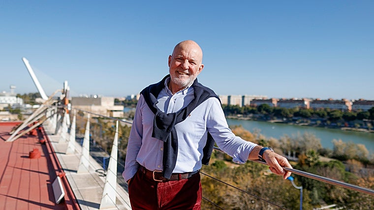 Vigorra, en la azotea del edificio de Canal Sur Radio en la isla de la Cartuja