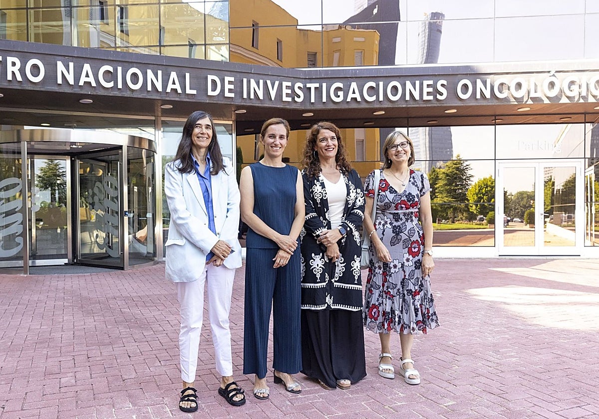 La directora del CNIO, María Blasco, junto con la del patronato, Eva Ortega, y la ministra de Sanidad