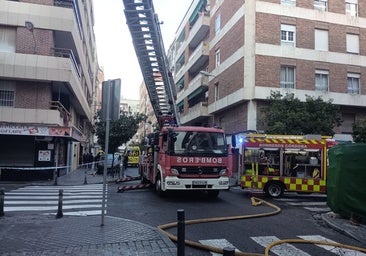 Hospitalizado un hombre tras un incendio que calcinó un piso de Ciudad Jardín