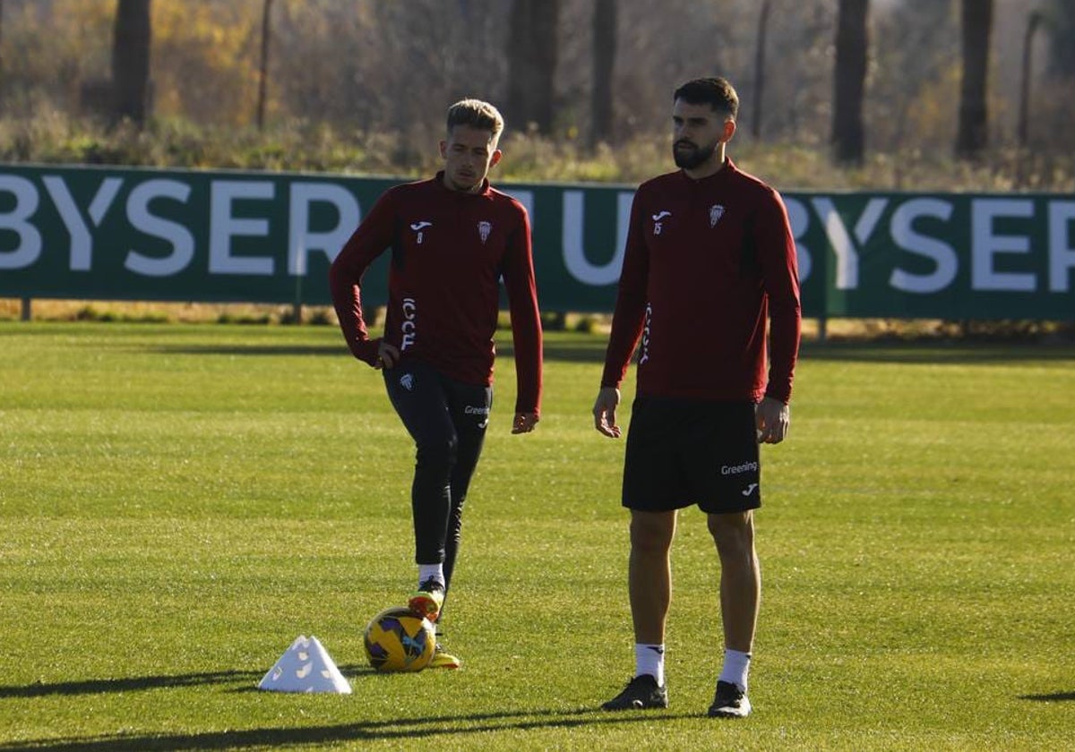 Isma Ruiz con el balón junto a Xavi Sintes en un entrenamiento