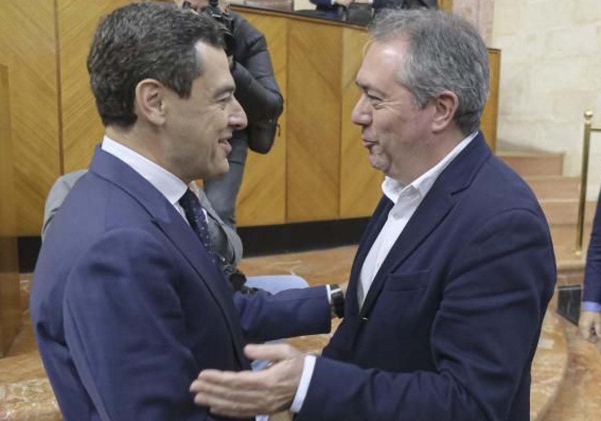 El presidente andaluz, Juanma Moreno, con Juan Espadas en el Parlamento