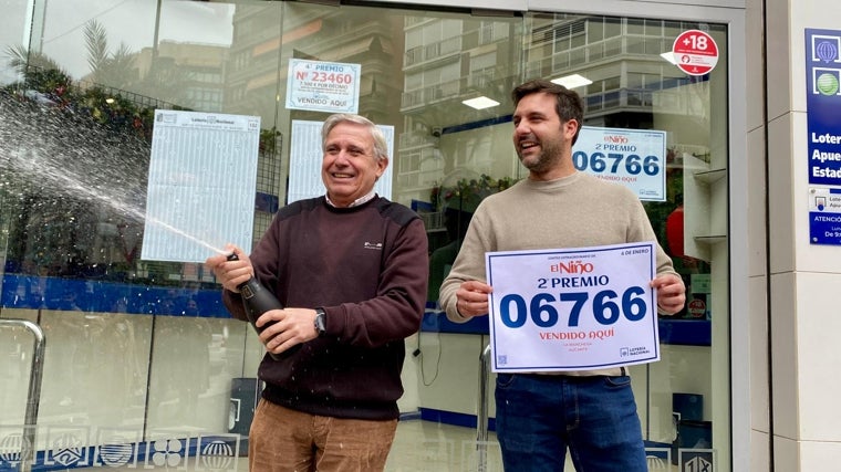 Eduardo Ballesteros descorcha una botella de cava al conocer que ha vendido un segundo premio en Alicante