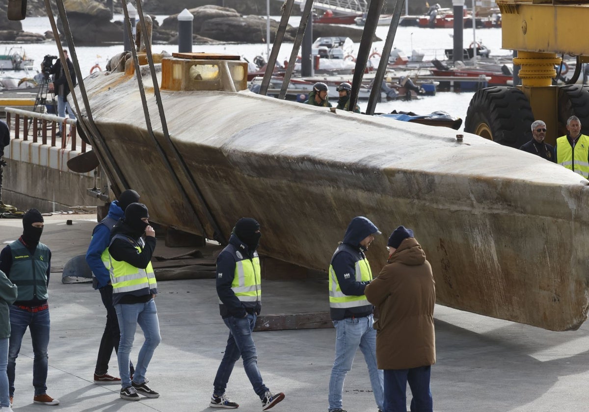 El Poseidón, en el puerto de la Illa de Arousa (Pontevedra), tras aparecer en el medio de la ría en marzo de 2023