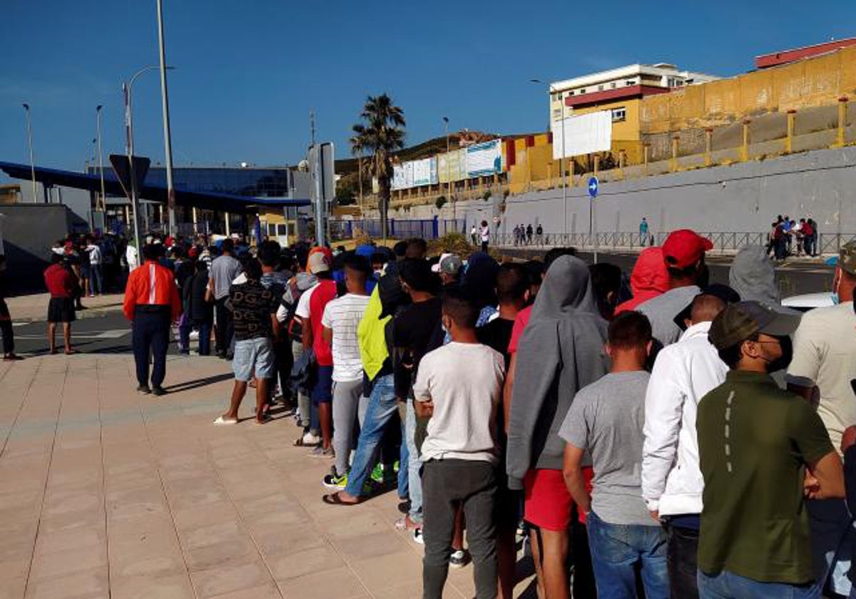 Inmigrantes marroquíes hacen cola, ante la oficina de Asilo y Refugio de la frontera del Tarajal en Ceuta