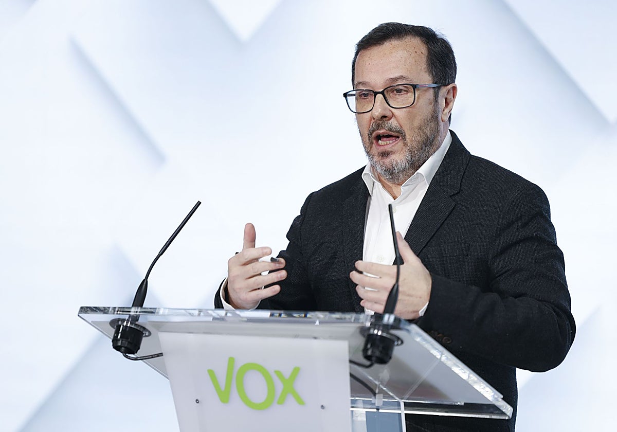 El portavoz nacional de Vox, José Antonio Fúster, en rueda de prensa