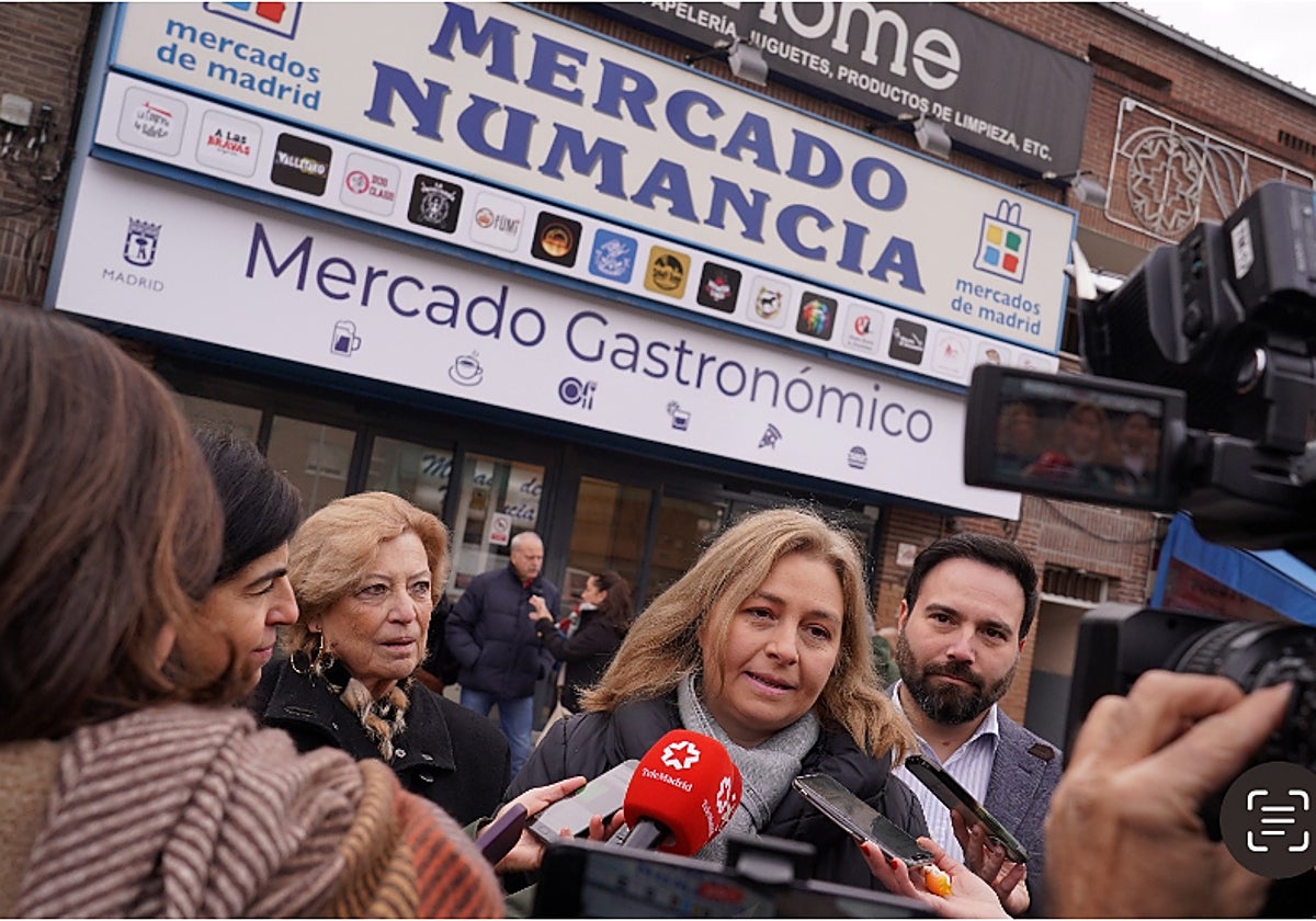 Inma Sanz durante su visita al Mercado de Numancia