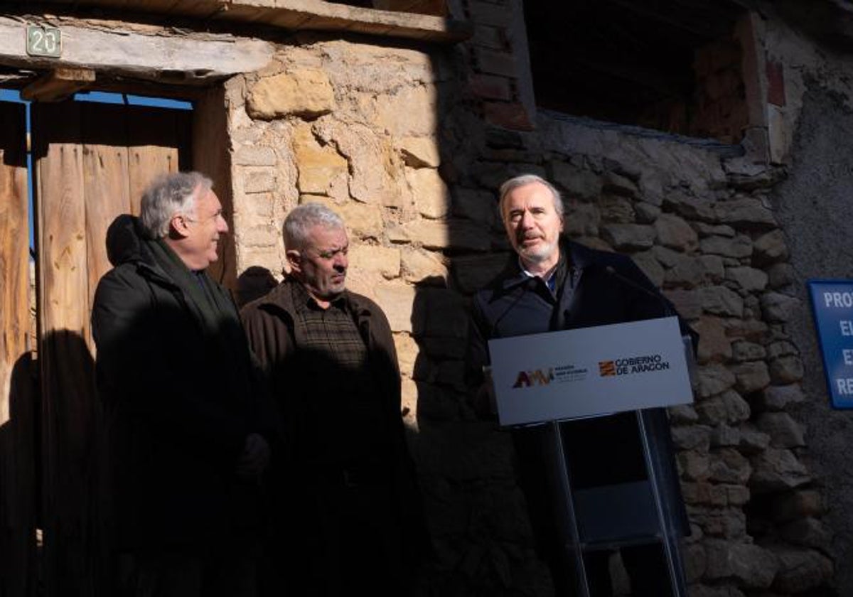 La presentación ha tenido lugar junto a uno de los solares de La Fresneda donde se construirá vivienda