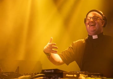 De las verbenas parroquiales al Medusa: el cura DJ actuará en Valencia