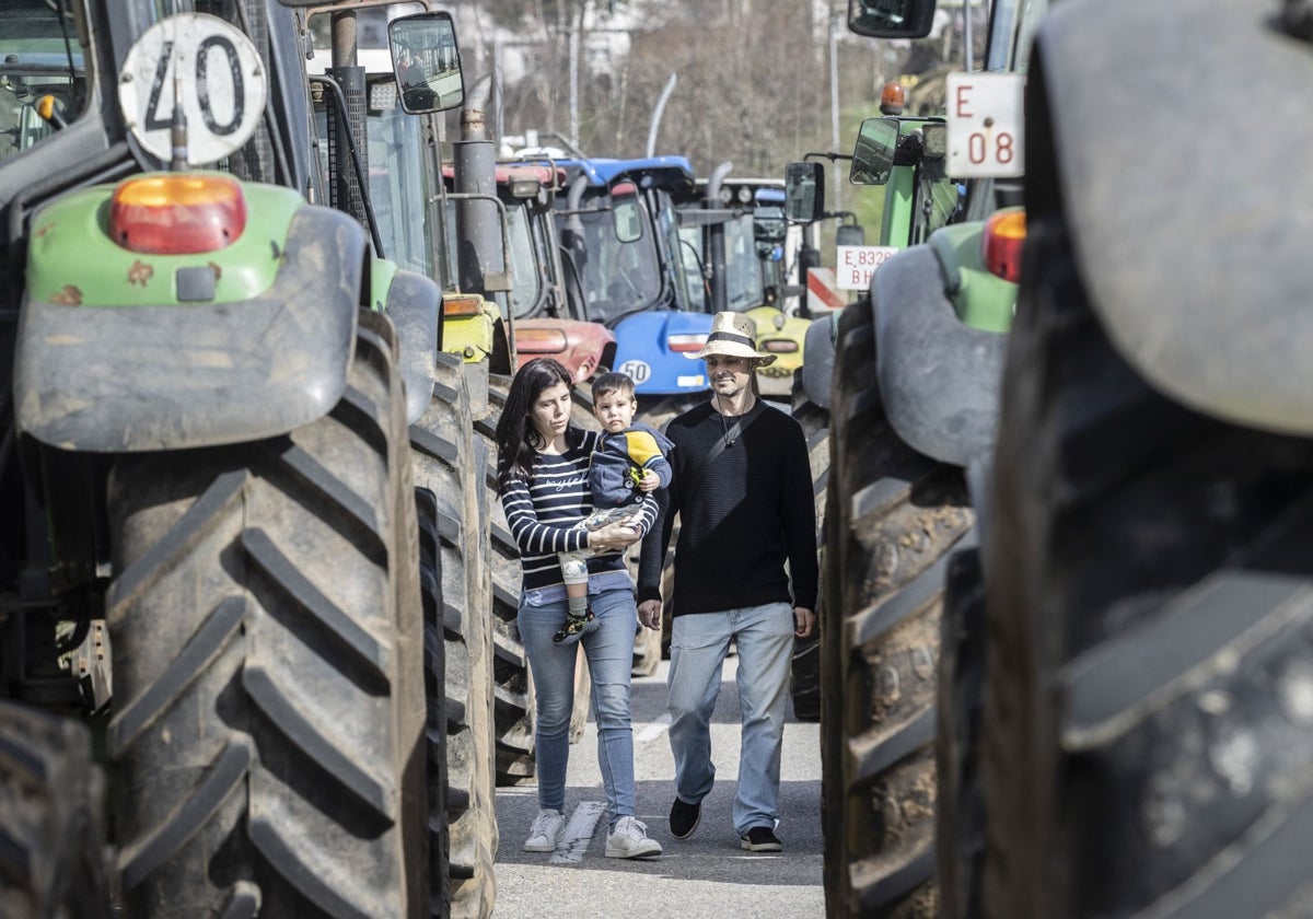 Una familia durante la manifestación de agricultores del pasado mes de febrero de 2024 en Santiago de Compostela