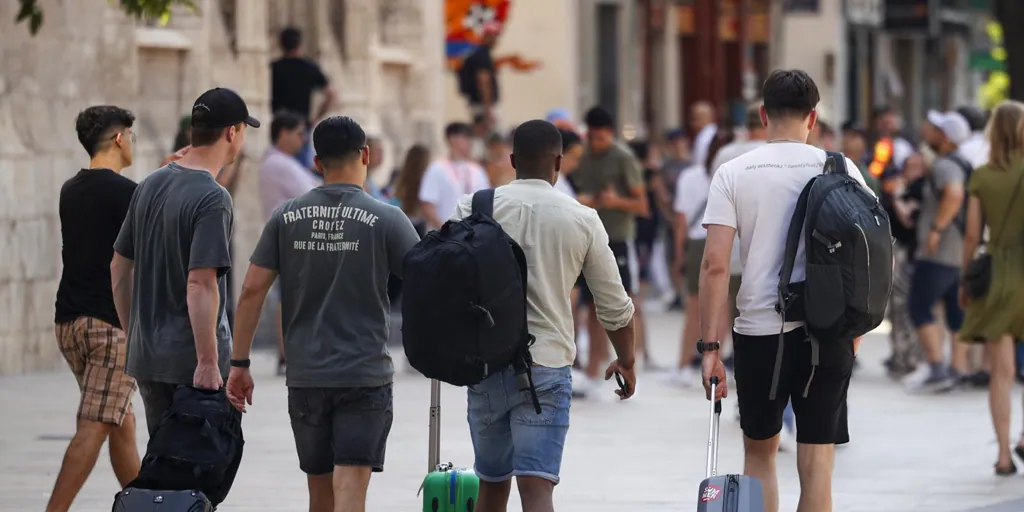 Denuncian a apartamentos turísticos de Valencia por limitar el  check-in  a mayores de 30 años