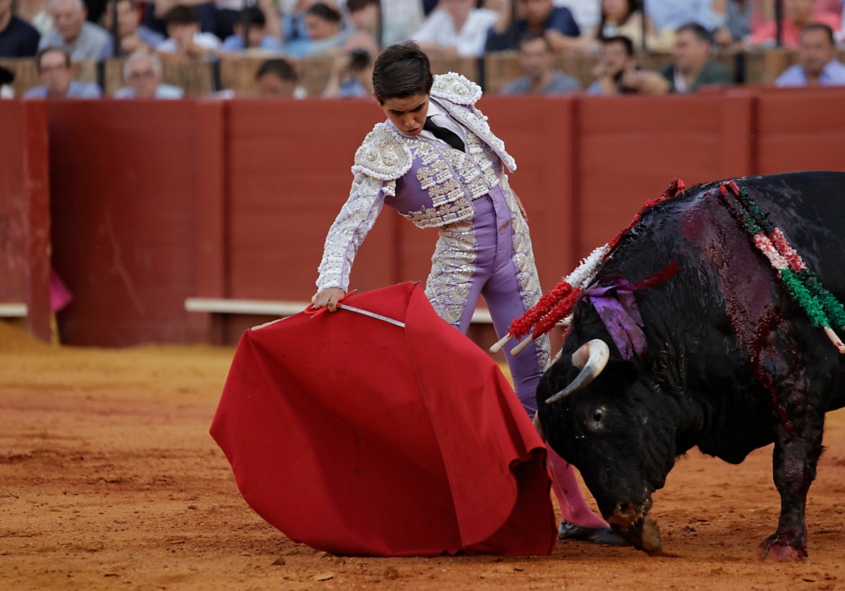 Manuel Román durante la faena de una novillada en la pasada Feria de Sevilla