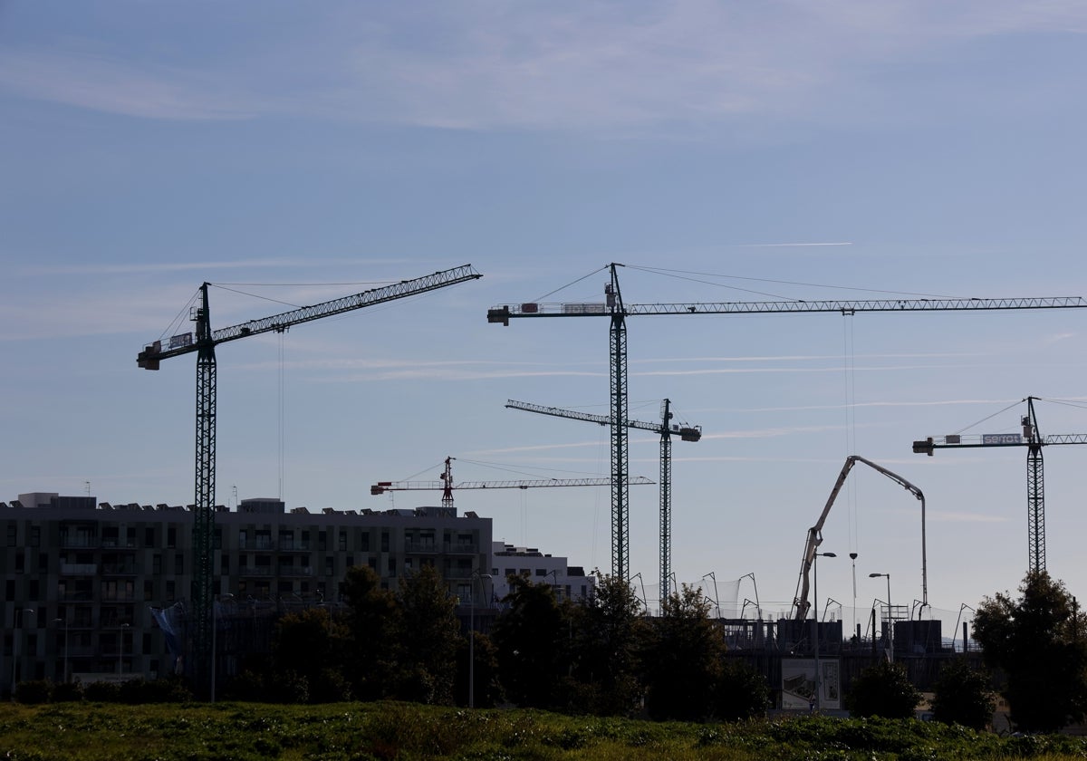 Grúas y bloques de viviendas en la zona de Huerta de Santa Isabel Este en Córdoba