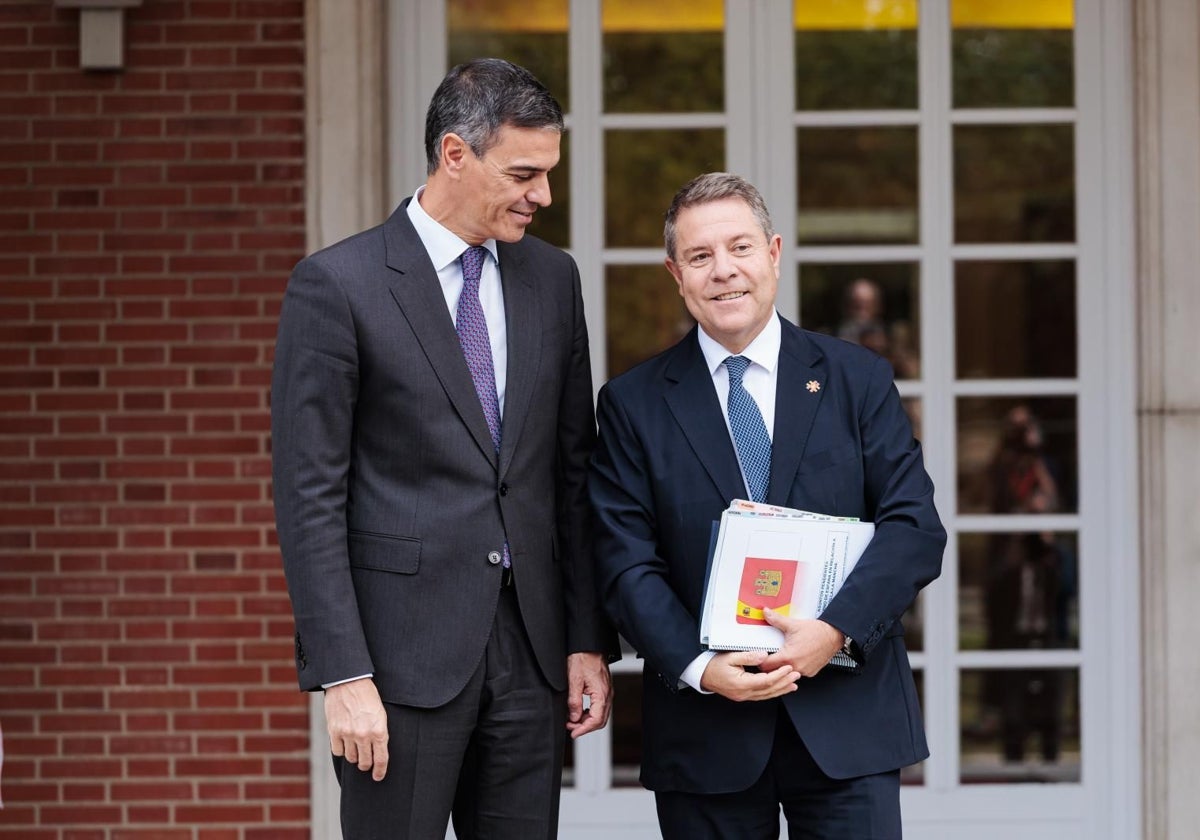 El presidente del Gobierno, Pedro Sánchez, durante su reunión con Emiliano García-Page