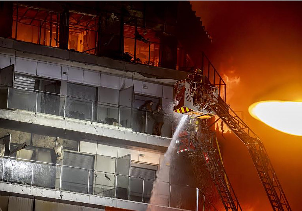 Bomberos en labores de extinción durante el incendio del Campanar en Valencia