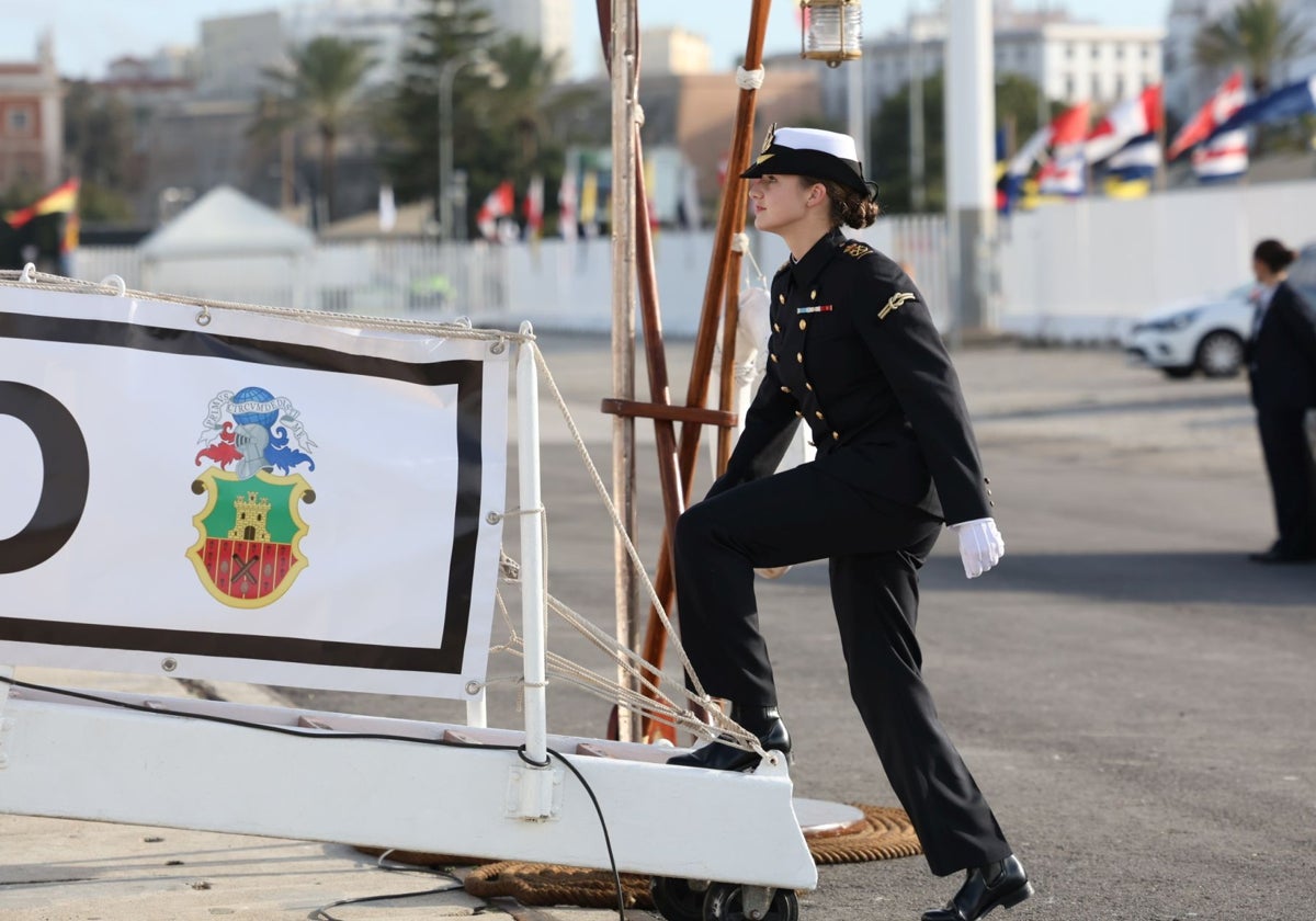 La Princesa Leonor embarca en el 'Juan Sebastián de Elcano'