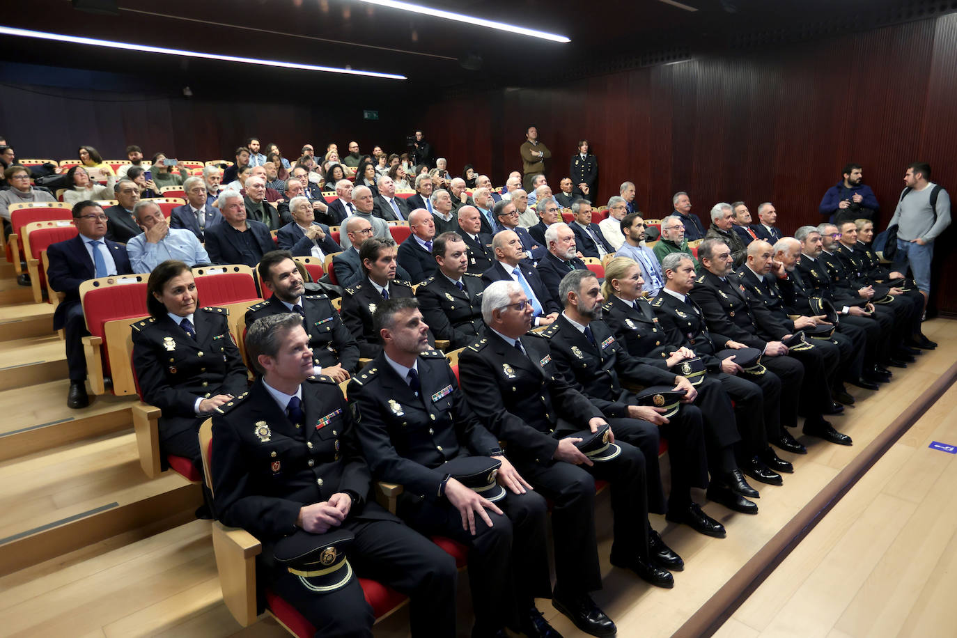 El homenaje de la Policía Nacional de Córdoba a sus agentes jubilados, en imágenes