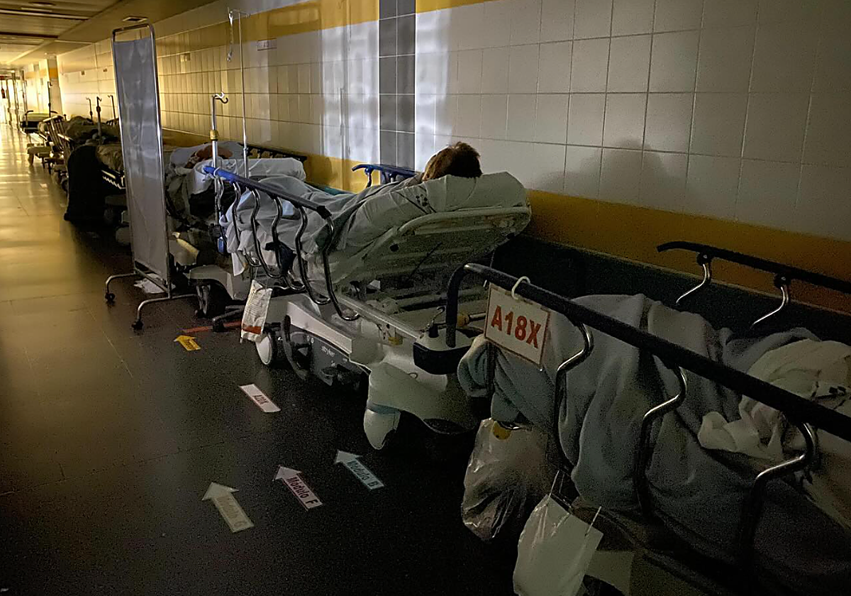Pacientes esperan por su cama en los pasillos del Hospital Insular de Gran Canaria