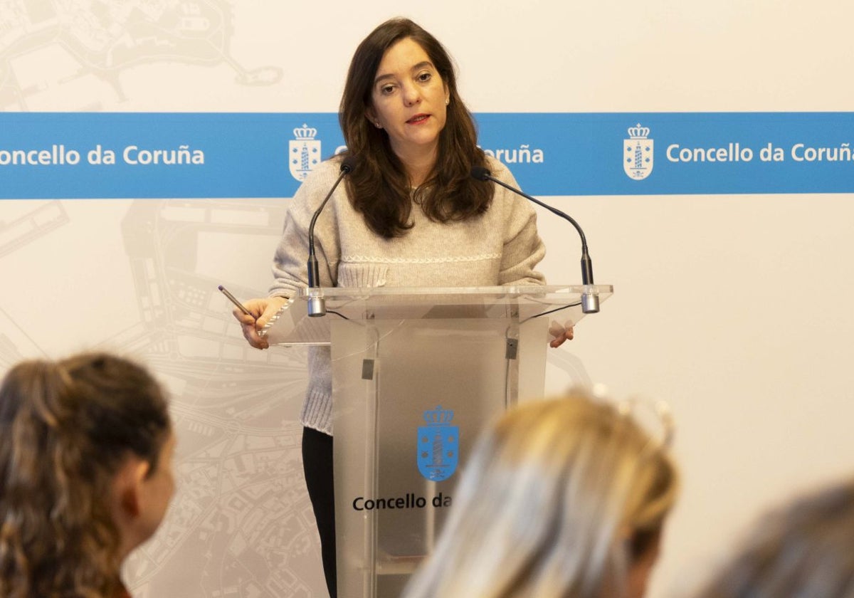 La alcaldesa de La Coruña, Inés Rey, este miércoles, en una rueda de prensa posterior al pleno local